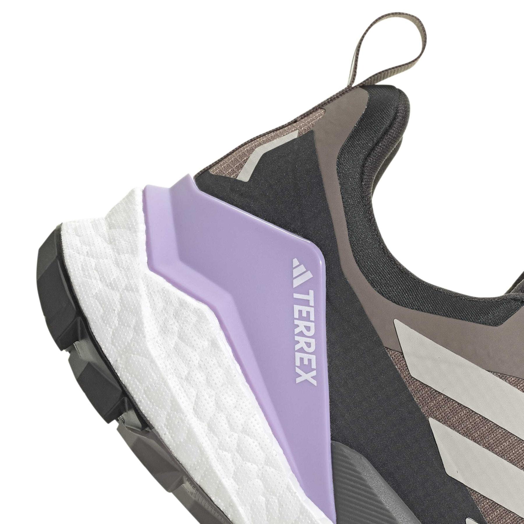 product/a/d/adidas_jq9912_8_footwear_photography_detail_view_1_white-nw091625.jpg