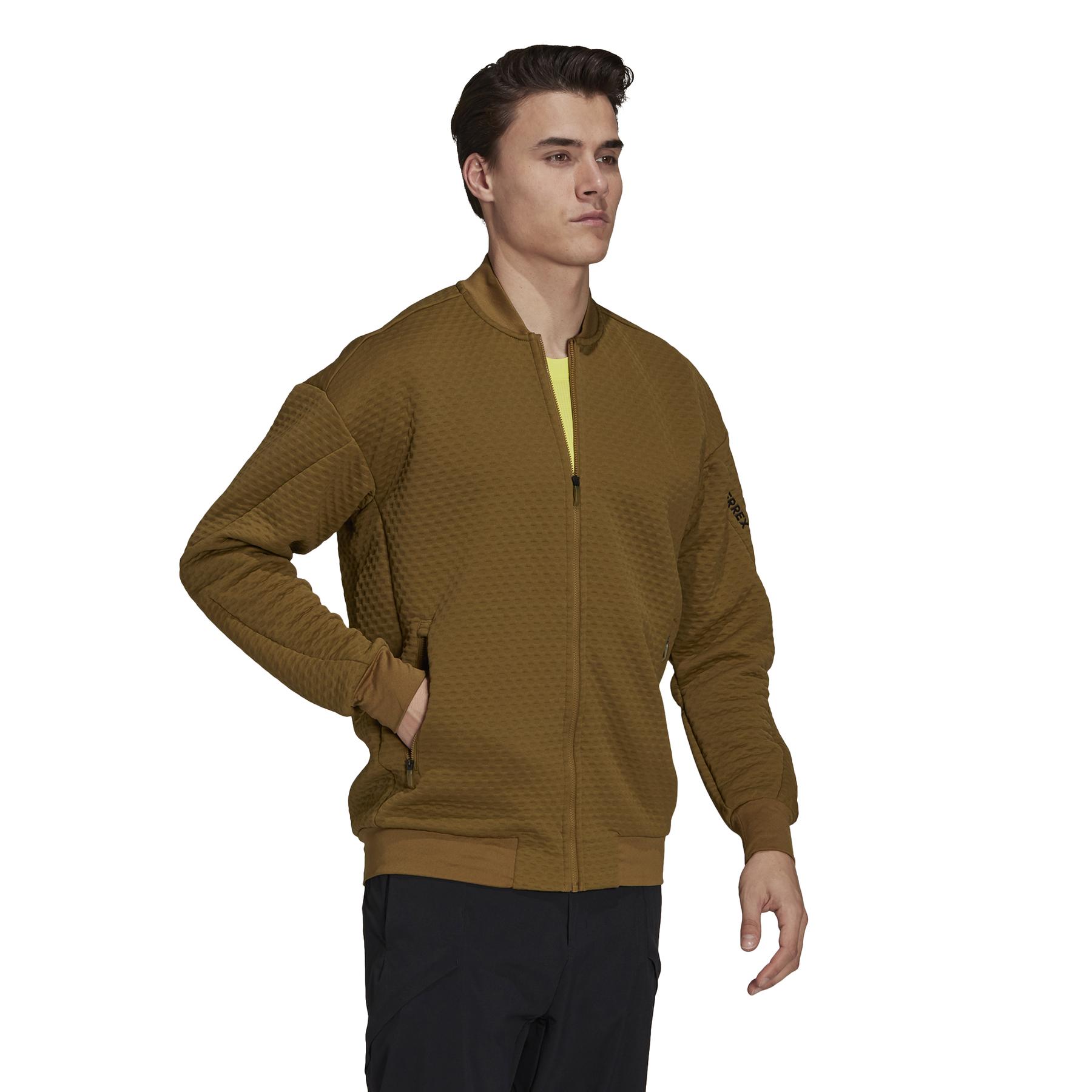 product/g/i/gi7204_app_on-model_walking_white.jpg