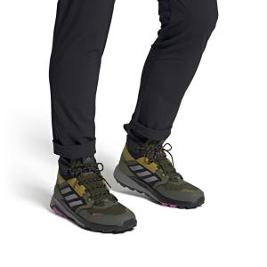 product/a/d/adidas_gv8954_11_footwear_on_model_front_view_white_000.jpg