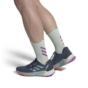 product/a/d/adidas_gx8679_11_footwear_on_model_front_view_white_000.jpg