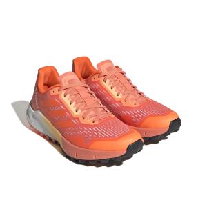 product/a/d/adidas_hr1141_6_footwear_photography_front_lateral_top_view_white_000.jpg