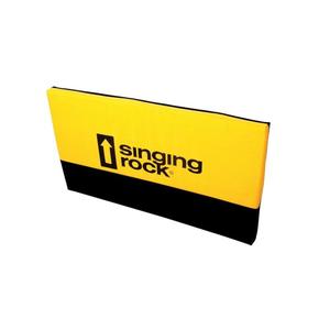 c0075bx00-coussin-singing-rock-font-jaune-noir-90x50x5-cm